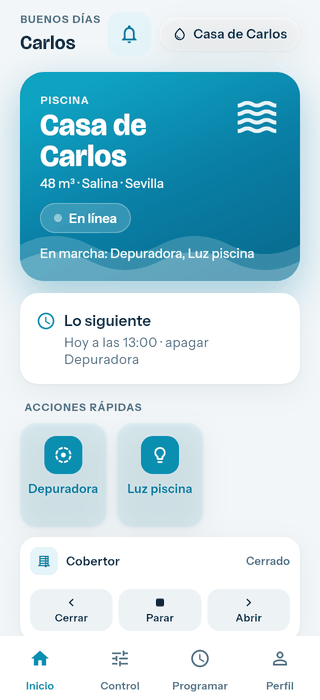 Pantalla de inicio de la app Kloria: la piscina Casa de Carlos en línea, con la depuradora y una luz en marcha y el cobertor cerrado